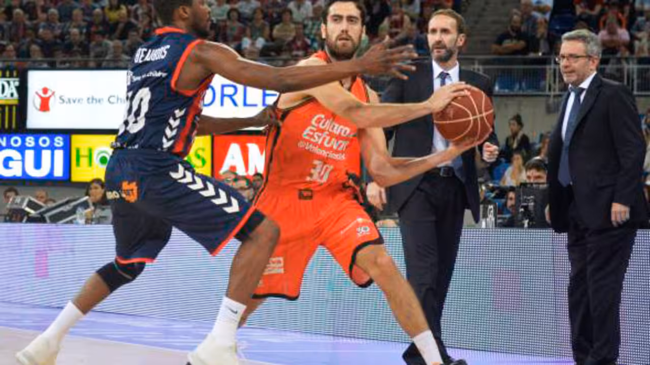 Joan Sastre ante el Baskonia