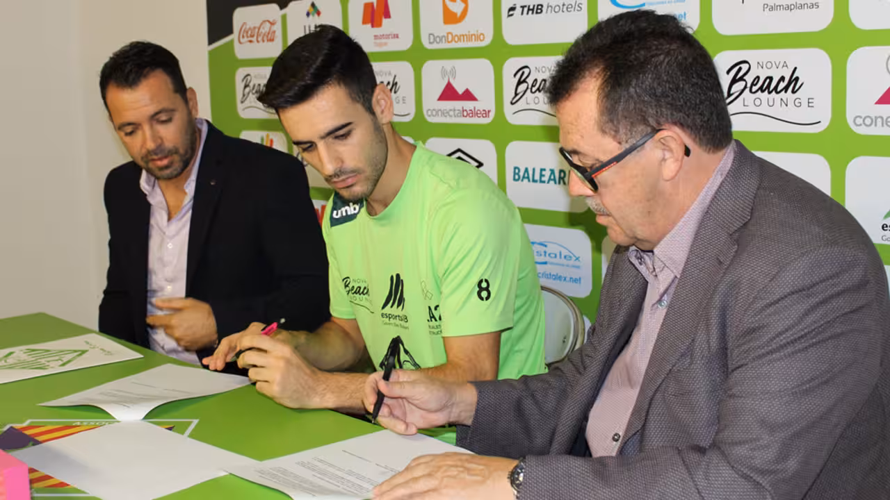 Eloy Rojas firma su renovación