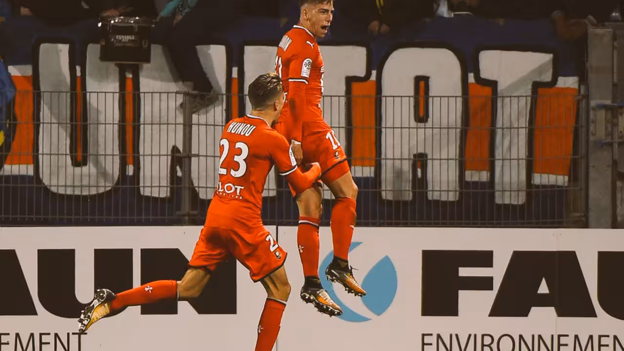 Brandon celebrando un gol