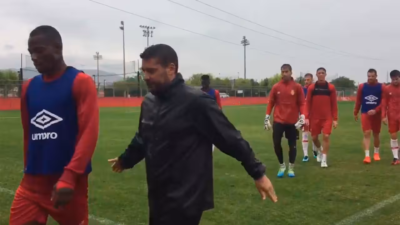 El Mallorca entrena bajo la lluvia