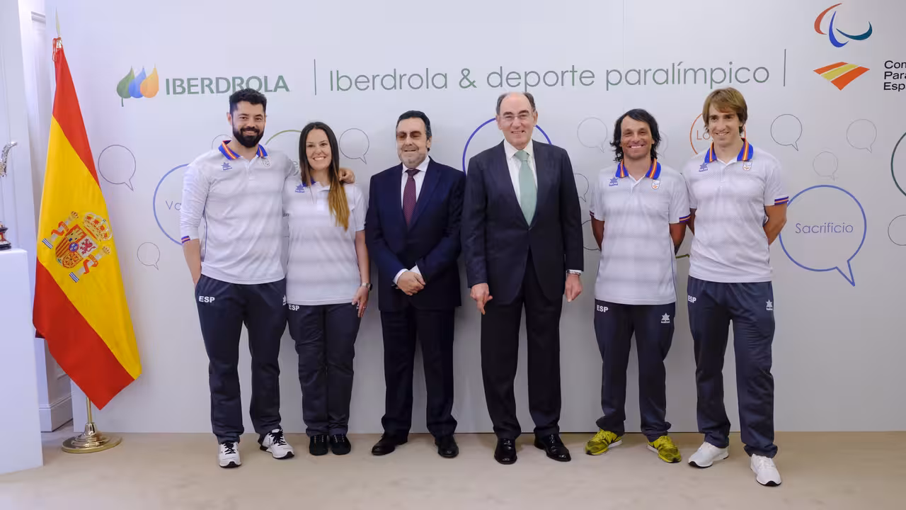 MADRID 26-4-18. EL PRESIDENTE DE IBERDROLA Sr. SANCHEZ GALÁN CON UNA REPRESENTACIÓN DEL EQUIPO PARALÍMPICO. FOTO: JOSÉ RAMÓN LADRA.