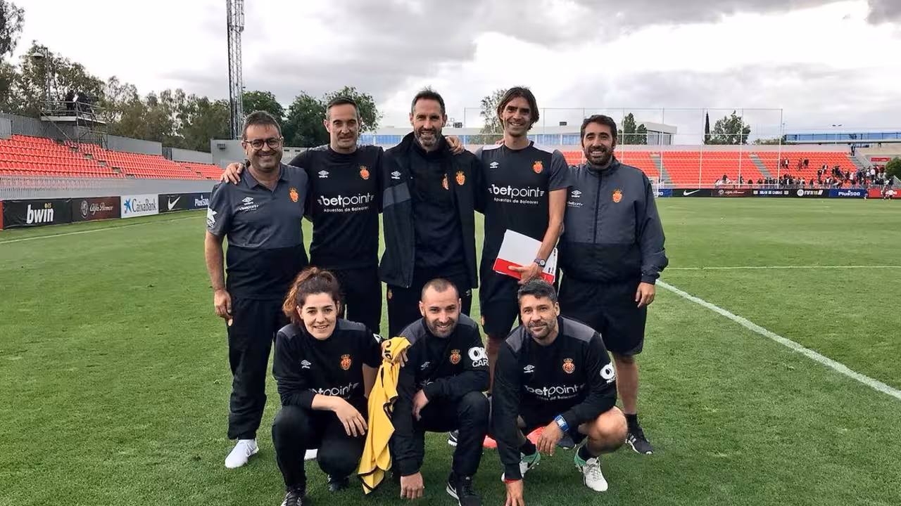 Vicente Moreno con su equipo