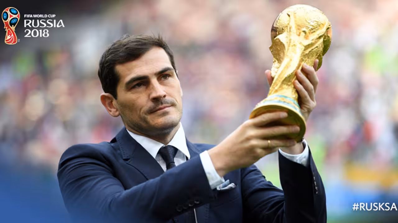 Casillas con la Copa del Mundo