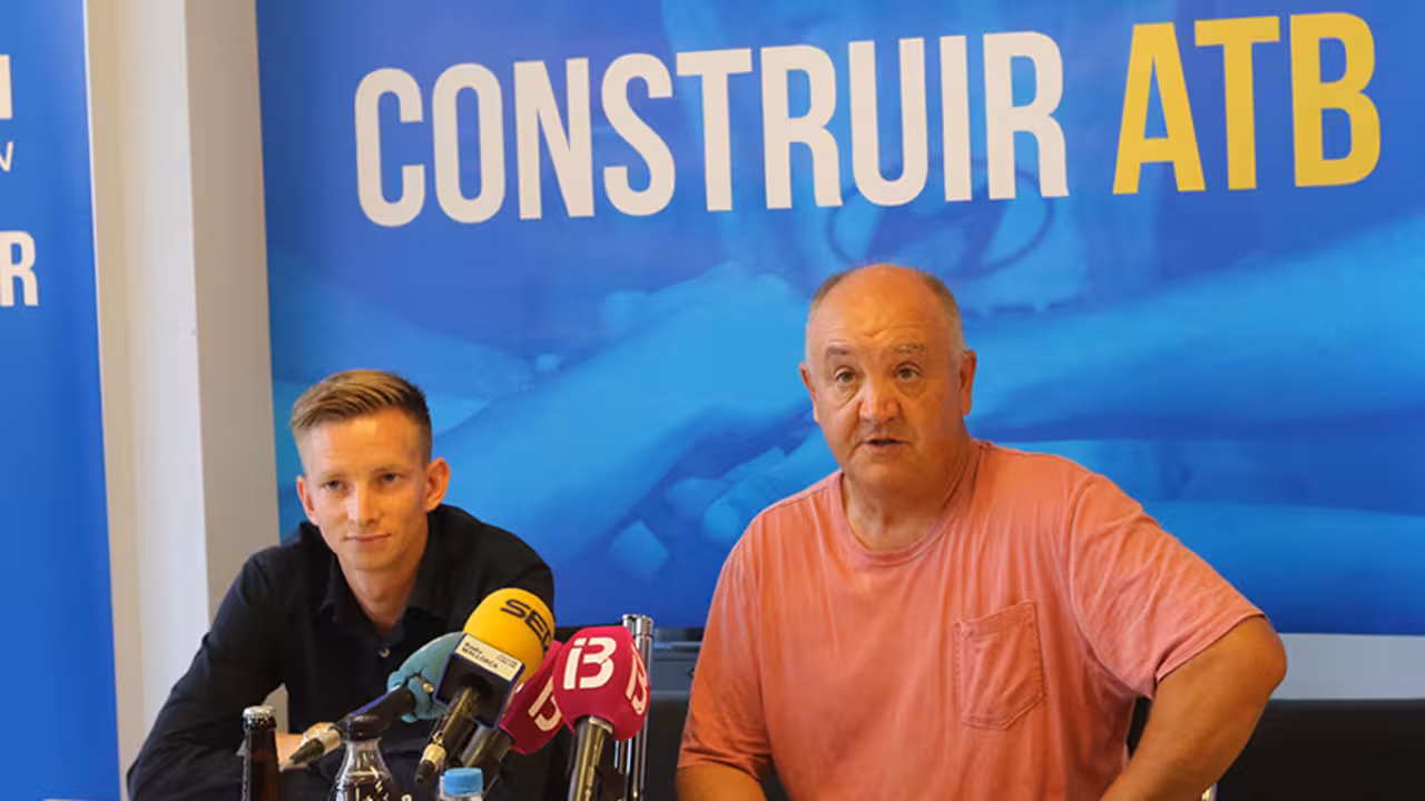Manix y Messow atienden a los medios