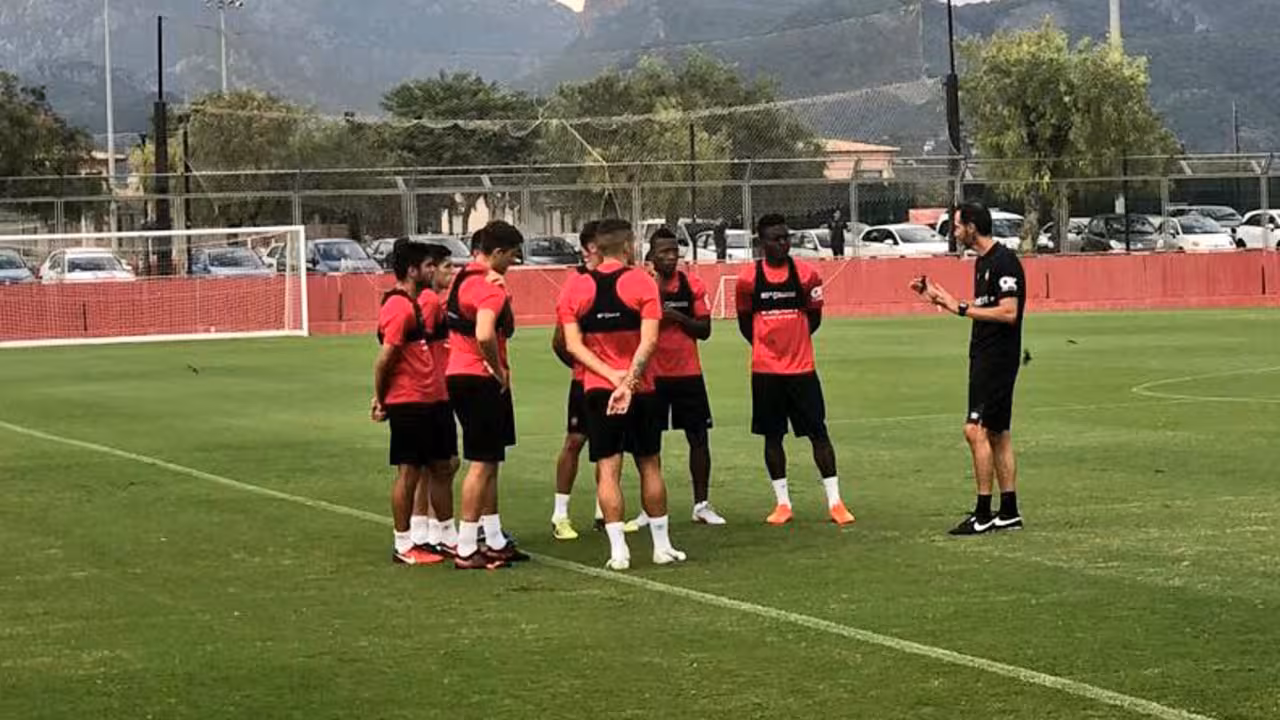 Moreno con los defensas