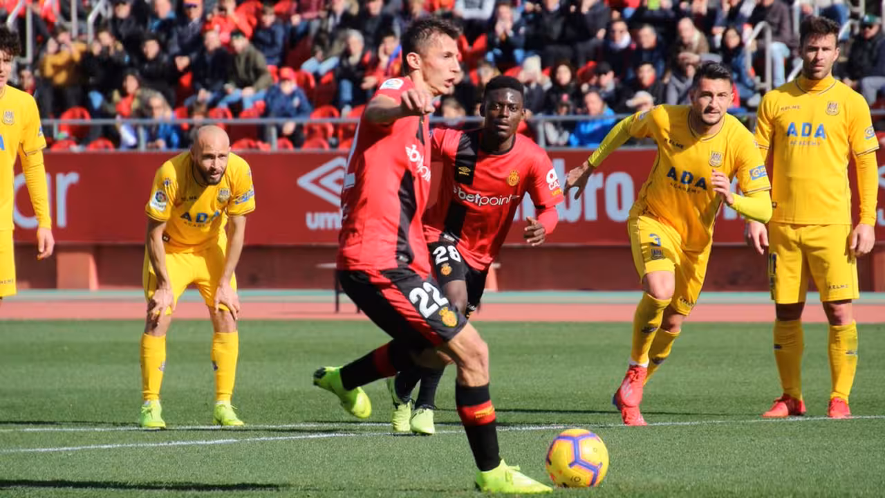 Budimir ante el Alcorcón