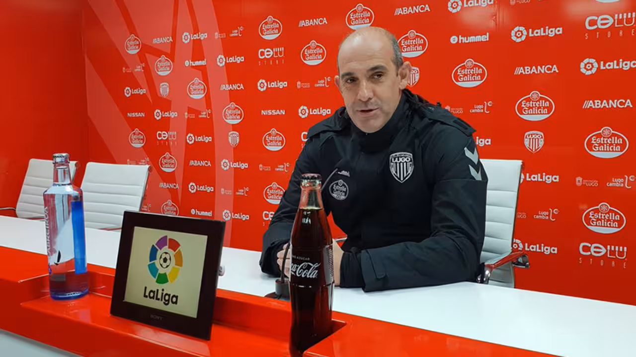 Alberto Monteagudo en sala de prensa