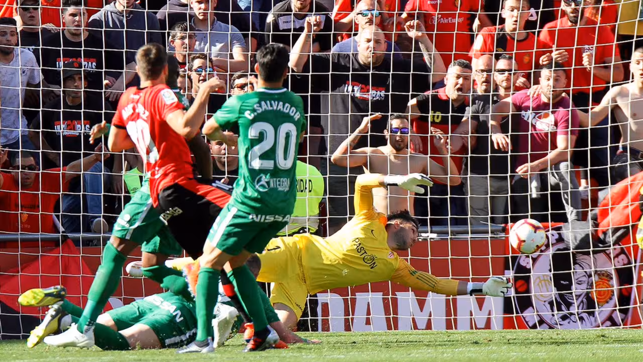 Álex López marca ante el Sporting