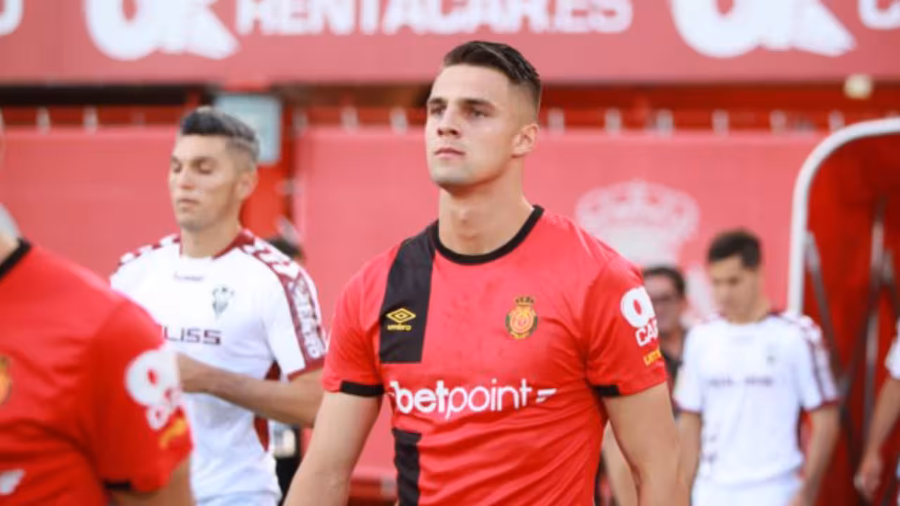 Martin Valjent firma hasta 2022