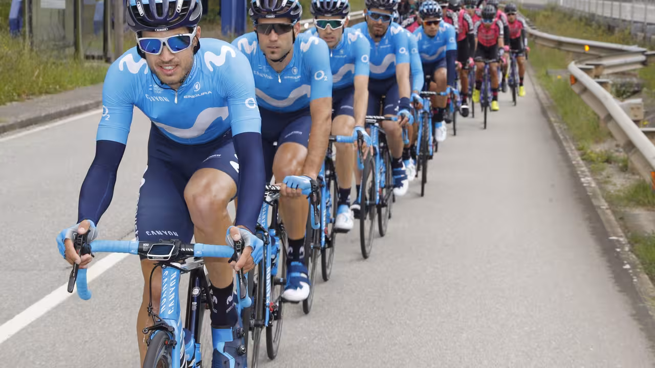 Carretero, Mas, Pedrero y Rojas, escoltando a Mikel Landa durante la Vuelta a Asturias 2019. (c) Photo Gomez Sport