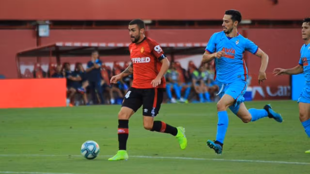 Dani Rodríguez ante el Eibar