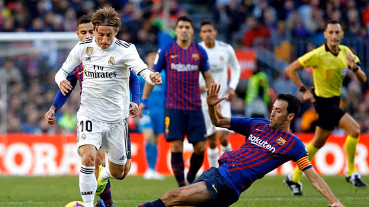 El Real Madrid y el FC Barcelona en el Camp Nou
