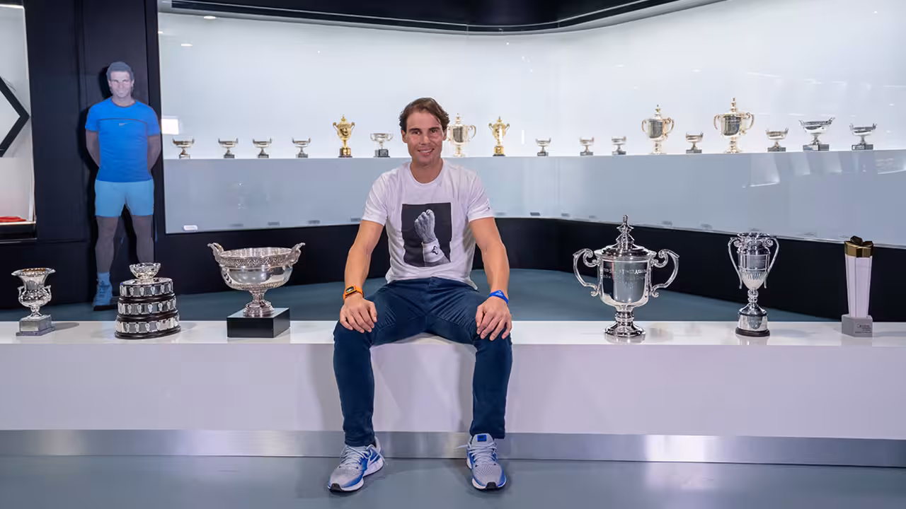Rafel Nadal posa con sus 6 torneos