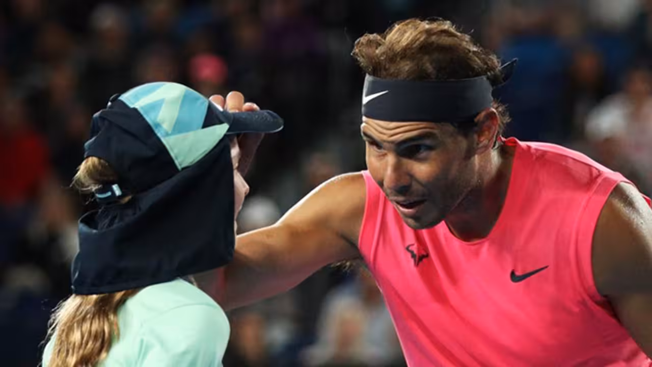Nadal con una recogepelotas