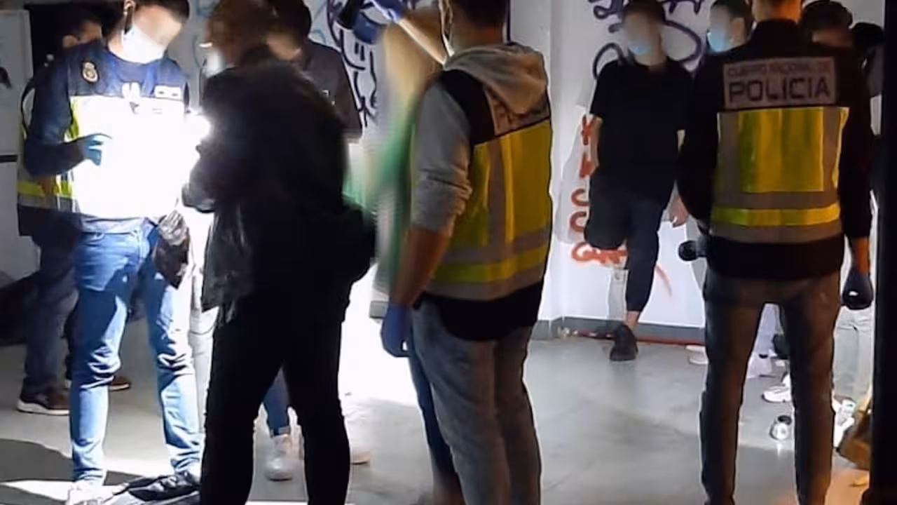 23-10-2021 Agentes de la Policía Nacional detienen a siete miembros de un grupo dedicado a robos en domicilios habitados en Palma..

La Policía Nacional ha detenido a siete miembros --seis hombres y una mujer, de entre 18 y 25 años-- por presunta pertenencia a un grupo dedicado a robos en domicilios habitados en Palma.

SOCIEDAD ESPAÑA EUROPA ISLAS BALEARES AUTONOMÍAS
POLICÍA NACIONAL