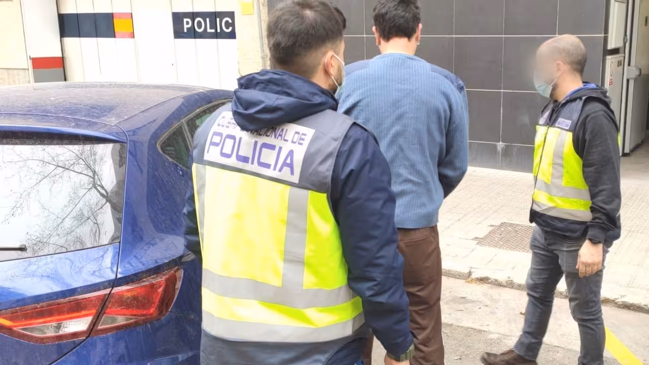 01/03/2021 Uno de los detenidos junto con los agentes de la Policía Nacional.
SOCIEDAD ESPAÑA EUROPA ISLAS BALEARES AUTONOMÍAS
POLICÍA NACIONAL