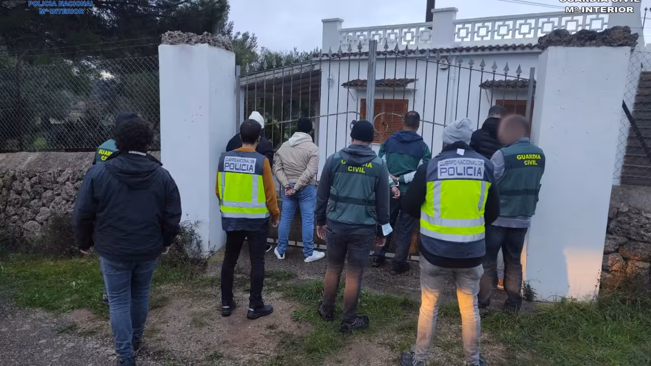 24-11-2021 Momento de la detención de los migrantes fugados, este miércoles, en Sencelles (Mallorca)..

La Policía Nacional y la Guardia Civil han detenido a tres migrantes más, de 26, 33 y 35 años respectivamente, que huyeron del avión de Air Arabia que aterrizó de emergencia el pasado 5 de noviembre en el aeropuerto de Palma.

SOCIEDAD ESPAÑA EUROPA ISLAS BALEARES AUTONOMÍAS
POLICÍA NACIONAL