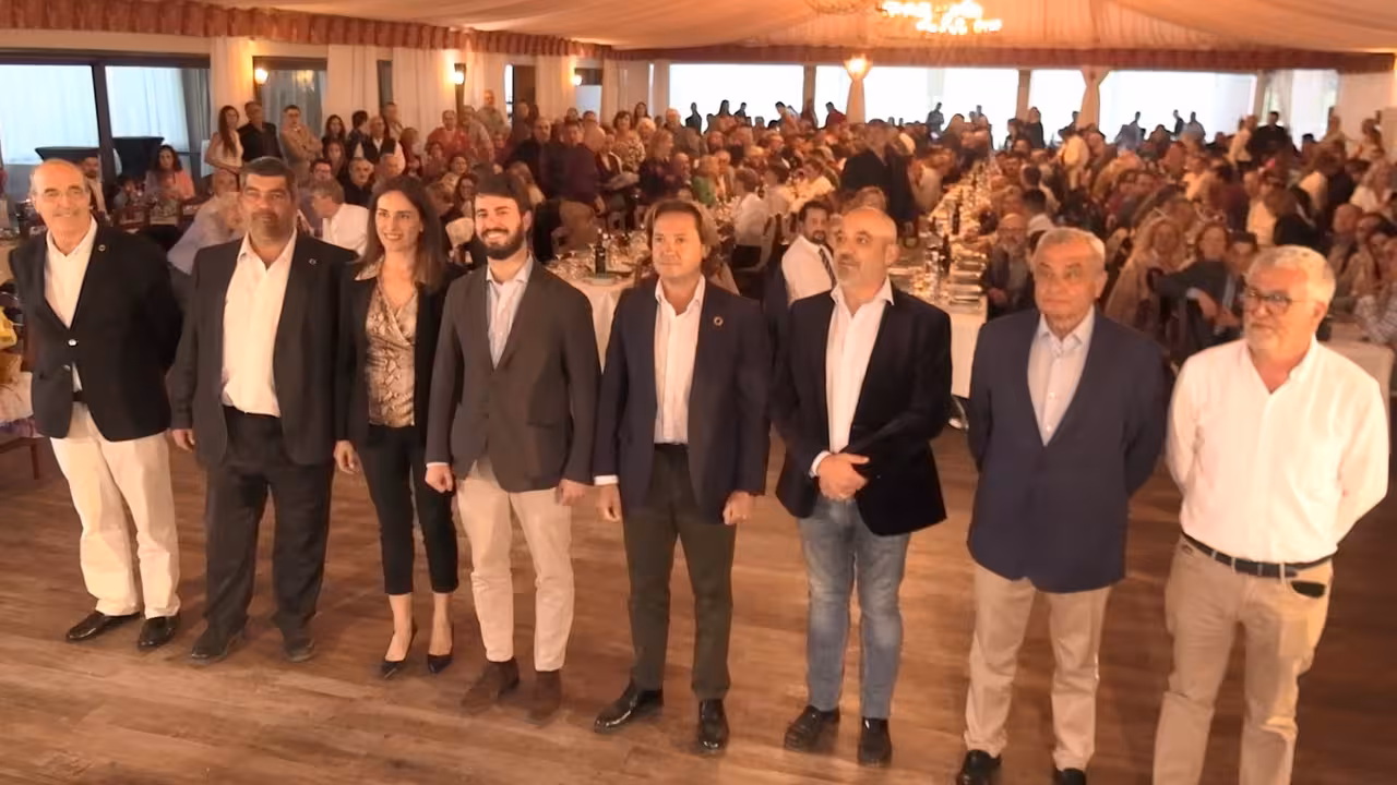 30/04/2022 Más de 500 personas arropan a Jorge Campos y Juan García-Gallardo (Vox) con la vista puesta en 2023.

Más de 500 personas han arropado al diputado y portavoz del Grupo Vox-Actúa Baleares en el Parlament, Jorge Campos, y al vicepresidente de la Junta de Castilla y León, Juan García-Gallardo, en un acto que se ha celebrado este viernes por la noche en el restaurante Binicomprat de Algaida, con la vista puesta en 2023.

POLITICA ESPAÑA EUROPA ISLAS BALEARES AUTONOMÍAS
VOX