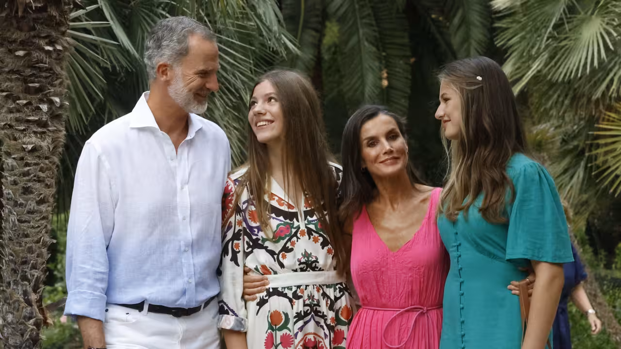 Los Reyes, la Princesa de Asturias y la Infanta Sofía durante su recorrido por los Jardines de Alfàbia | FOTO: Casa Real
