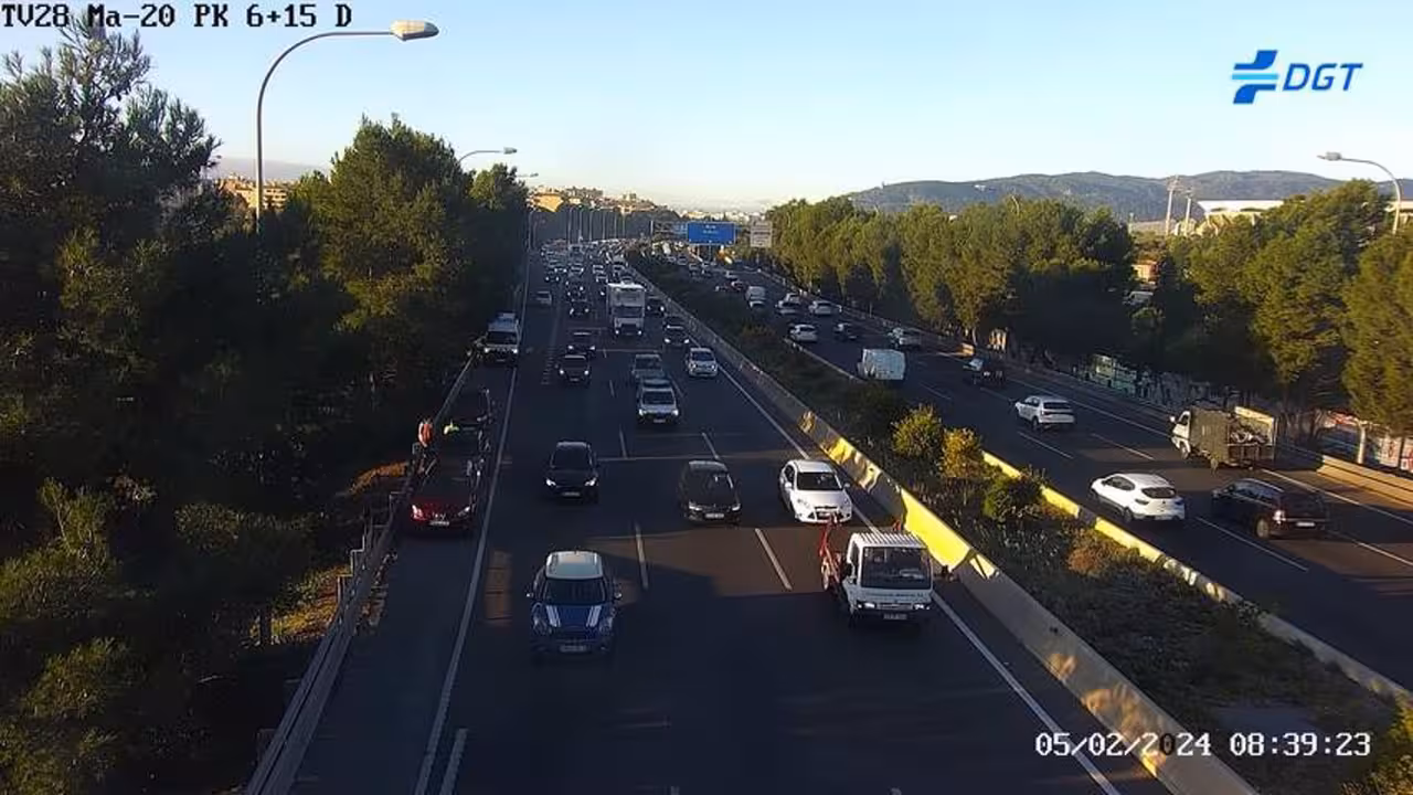 09/01/2024 Cámara de tráfico en la Ma-20 este lunes por la mañana..

Un accidente y un camión averiado han provocado retenciones en dos puntos de la Via de Cintura este lunes a primeras horas, según ha informado la Dirección General de Tráfico.

SOCIEDAD 
DGT