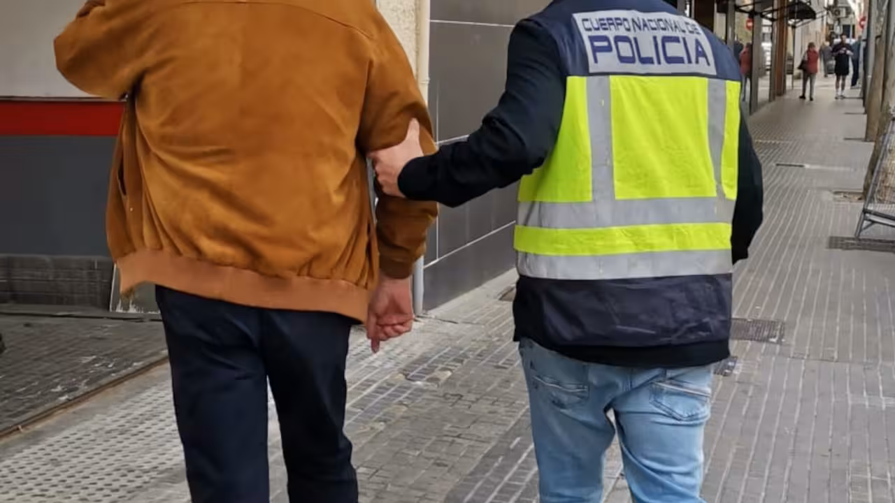29/03/2024 El detenido por la posesión de 2,2 millones de archivos pedófilos, entrando en dependencias de la Policía Nacional en Palma, escoltado por un agente del Grupo de Delitos Tecnológicos y Delincuencia Económica..

La Policía Nacional ha detenido en Palma a un hombre de 65 años que había descargado cerca de 2,2 millones de fotografías y vídeos pedófilos, que también compartía con otros usuarios.

SOCIEDAD ESPAÑA EUROPA ISLAS BALEARES AUTONOMÍAS
POLICÍA NACIONAL