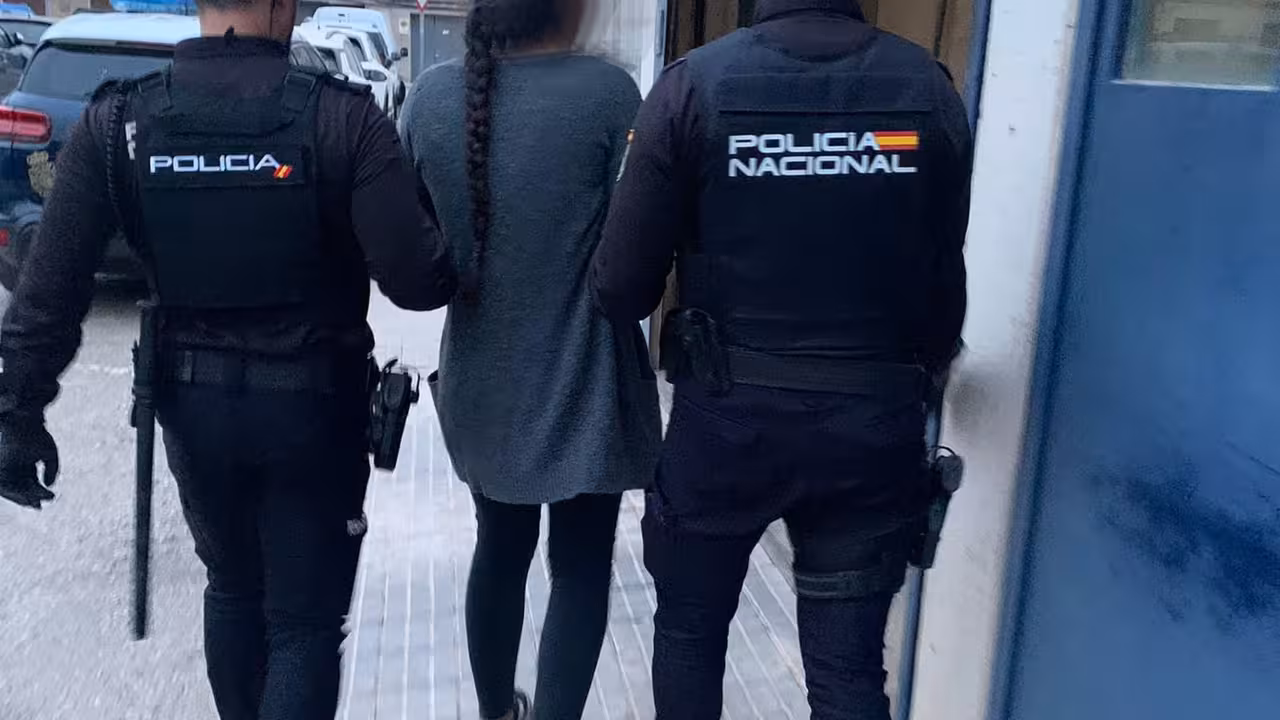 13/04/2024 Sucesos.- Detenida una mujer por robar en un establecimiento y agredir a una trabajadora en Manacor.

Agentes de la Policía Nacional detuvieron el pasado 8 de abril a una mujer, de origen español, como presunta autora de un delito de robo con violencia, por el robo en un establecimiento y agresión a una trabajadora, en Manacor (Mallorca).

SOCIEDAD 
POLICÍA NACIONAL