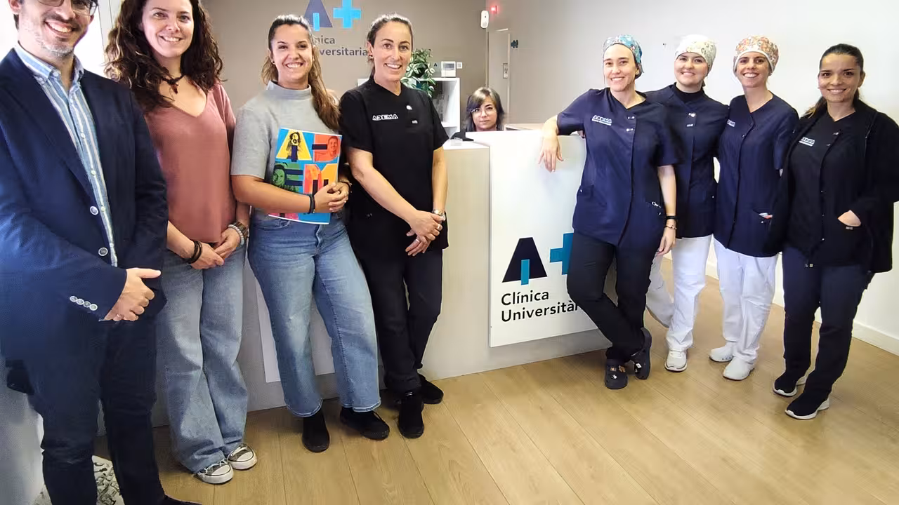 representantes de Es Garrover junto a miembros Clínica ADEMA
