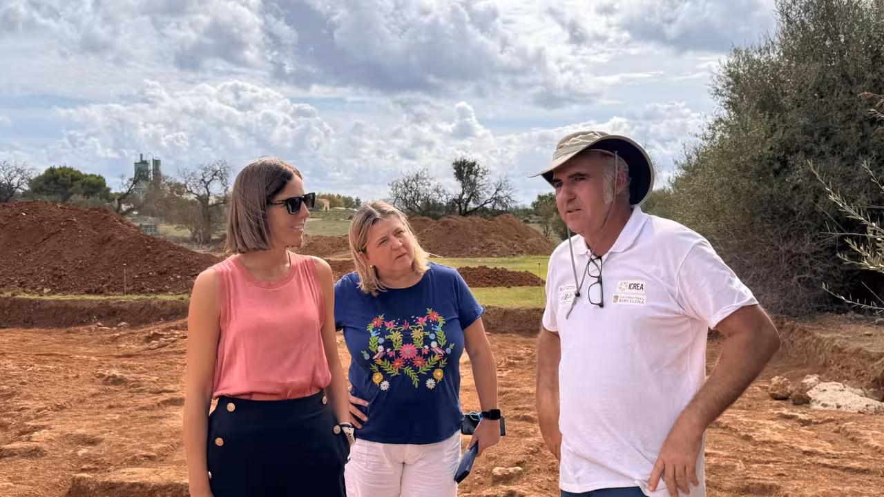 Visita de la vicepresidenta del Consell de Mallorca i consellera de Cultura i Patrimoni, Antònia Roca, a la Tanca de Can Domènech d'Alcúdia