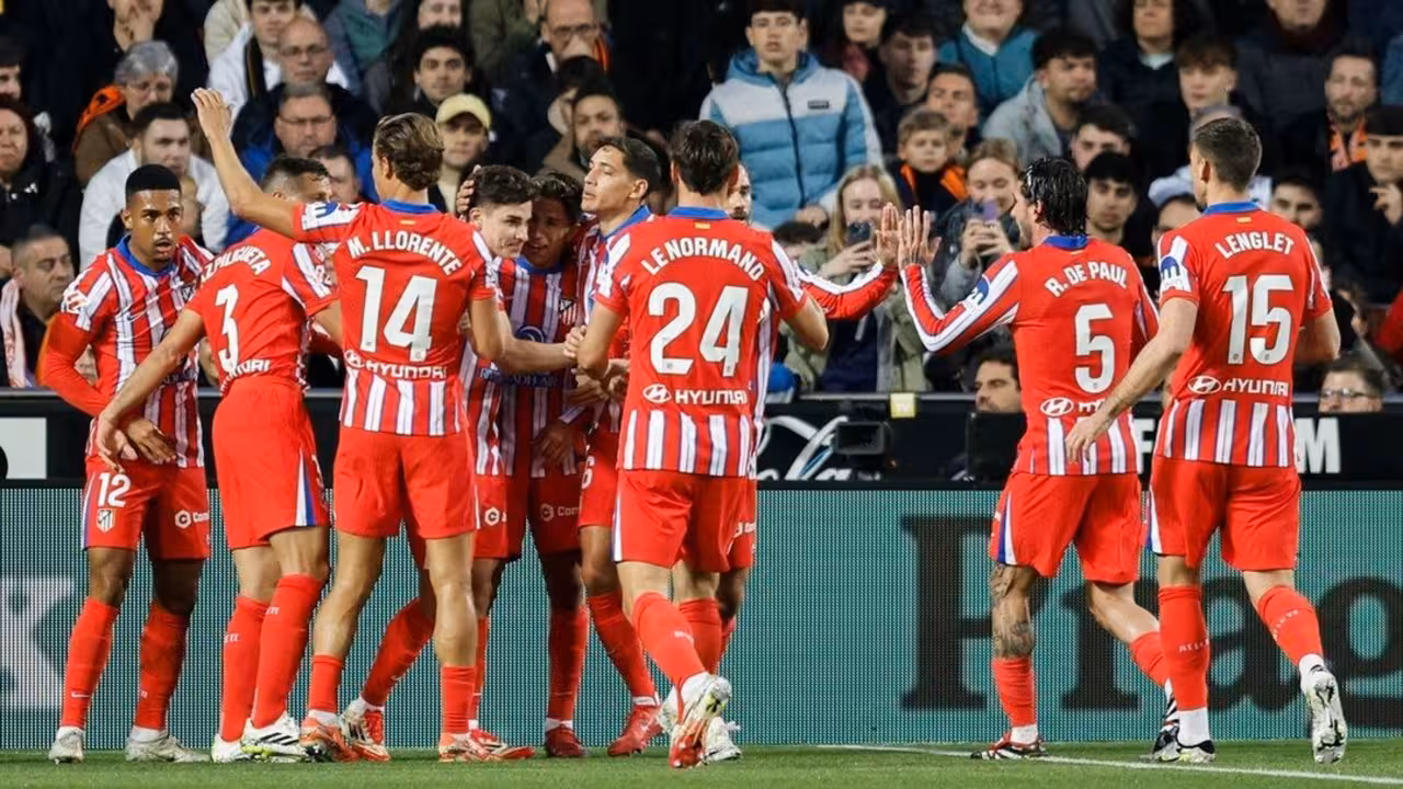 julian-alvarez-festejando-un-gol-del-valencia-atletico-de-madrid-de-primera-division-2024-25--efe