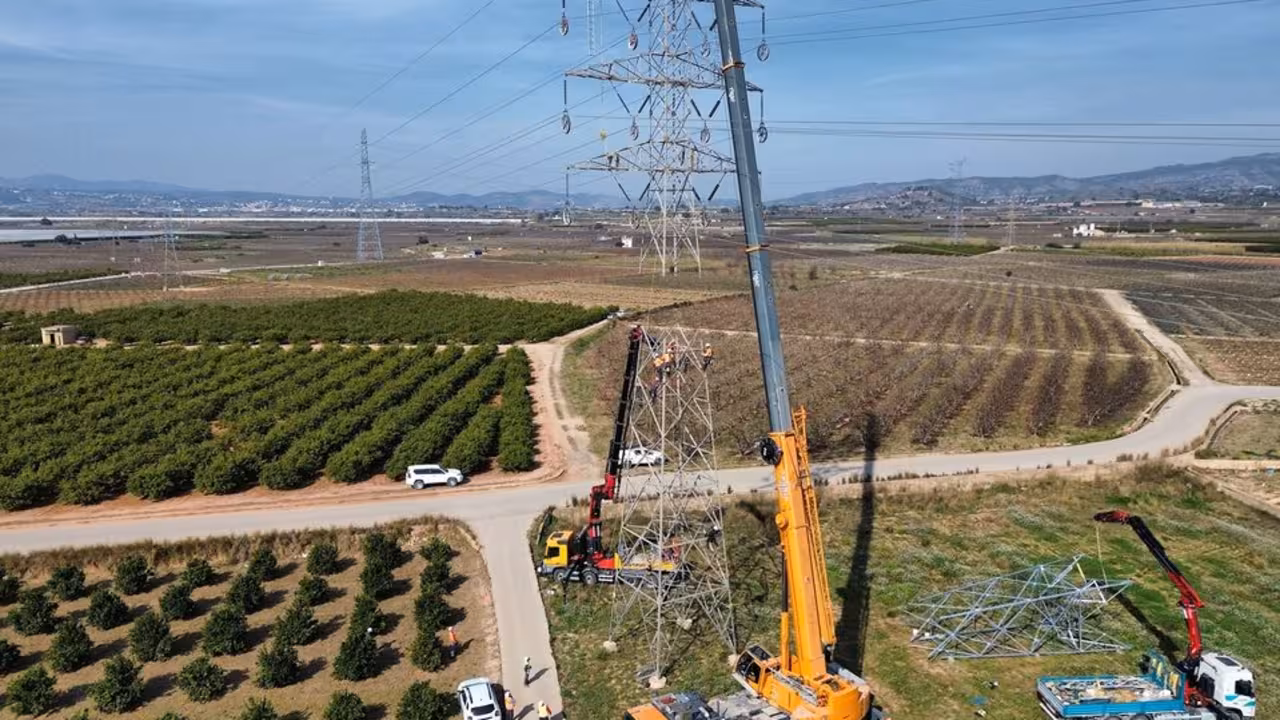 Trabajos alta tensión de Iberdrola en Carlet tras la dana (2)