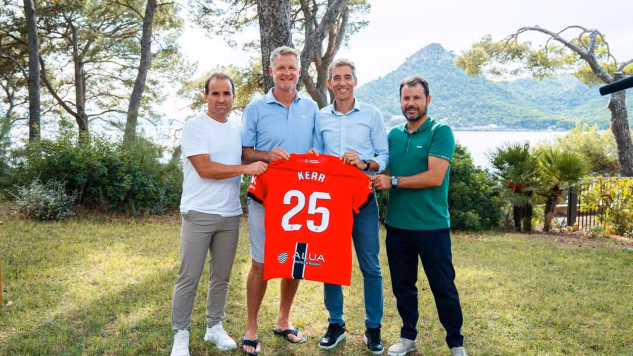 Arrasate y Kerr con la camiseta del Mallorca