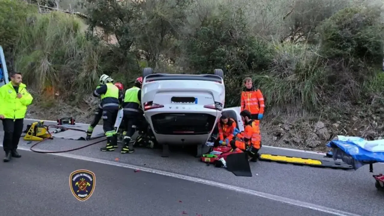 accidente-coche-volcado-valldemossa-e1763806888616-1024x576