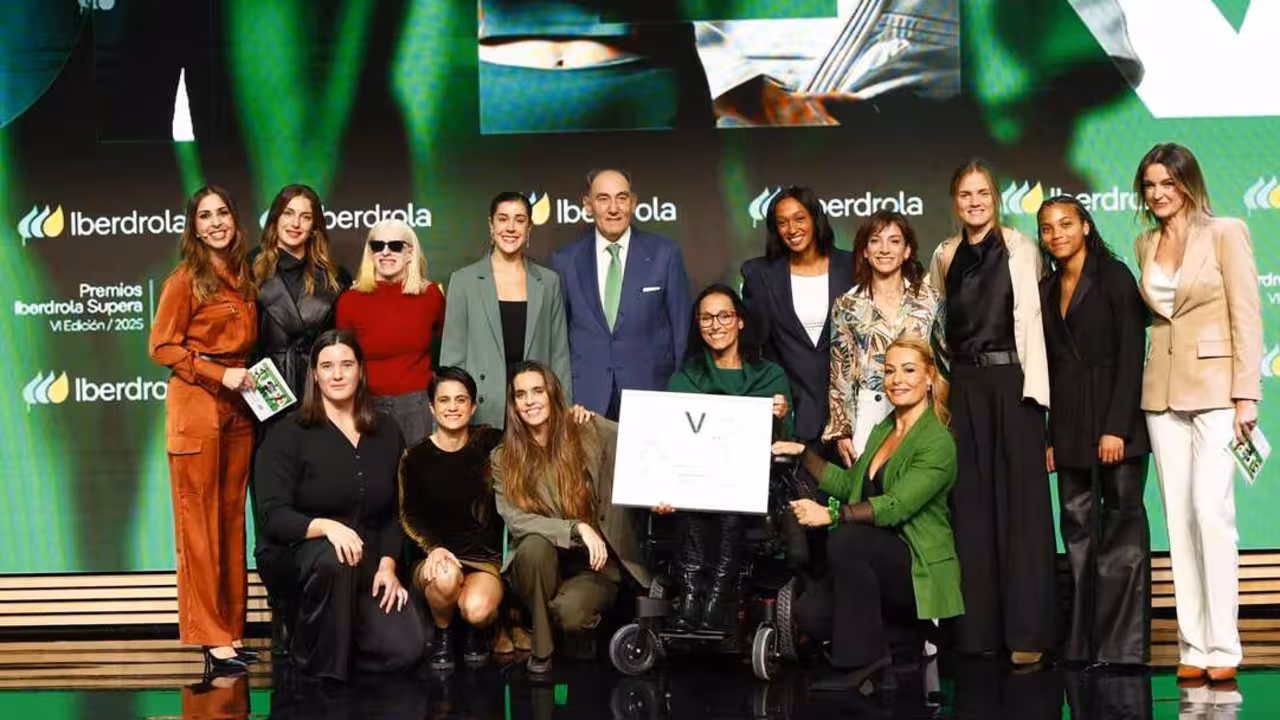 Ignacio Galán junto a las embajadoras de Iberdrola