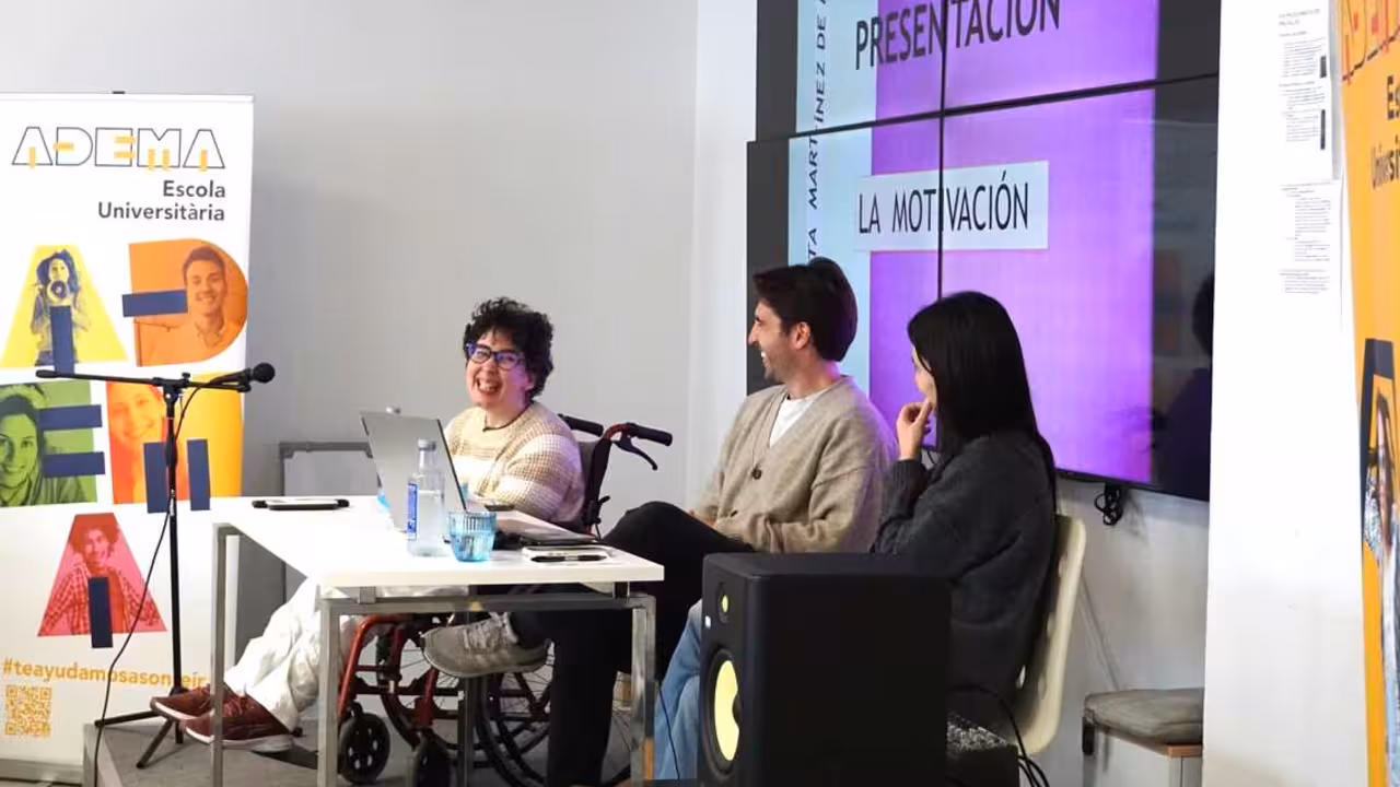 CARLOTA MOMENTO EXPOSICI&Oacute;N ADEMA