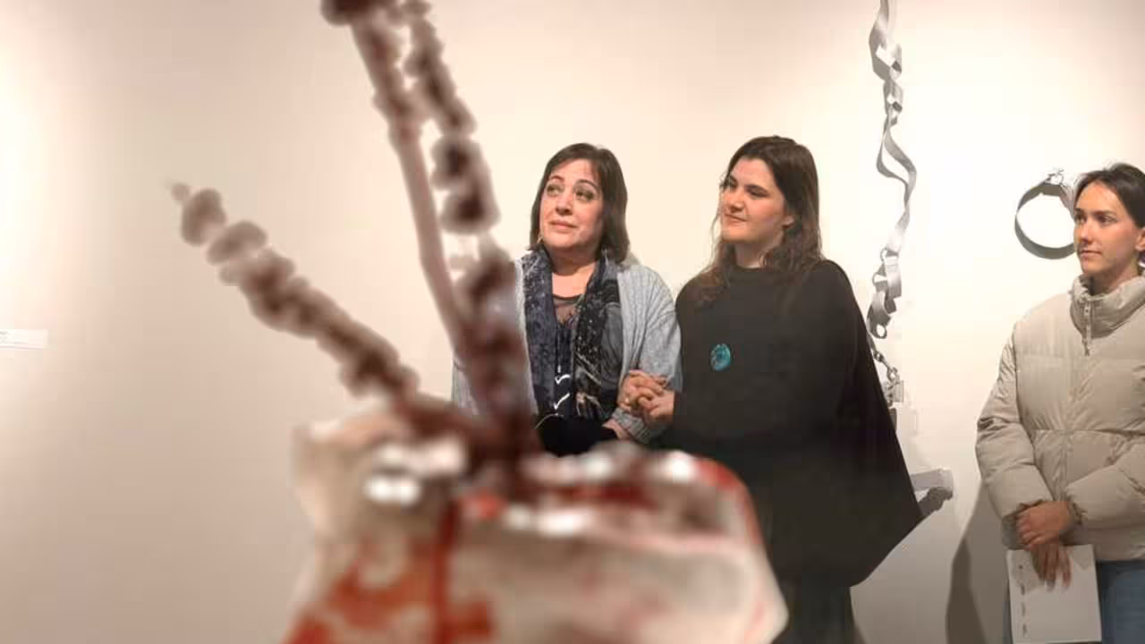 UNA DE LAS ARTISTAS, REBECA MOREY, DURANTE LA PRESENTACI&Oacute;N BIENAL