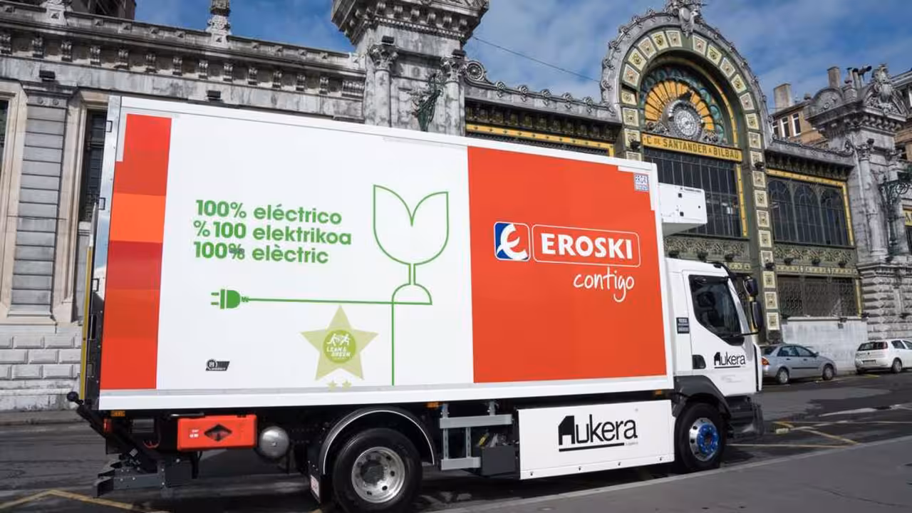 Bilbao 12-03-2024 EROSKI presenta su cami&oacute;n el&eacute;ctrico en Bilbao. El acto de presentaci&oacute;n ha tenido lugar en la plaza del teatro Arriaga y ha contado con la presencia de la teniente de alcalde y concejala de Movilidad y Sostenibilidad, Nora Abete; el director del Ente Vasco de Energ&iacute;a, I&ntilde;igo Ansola; el director de Salud y Sostenibilidad de EROSKI, Alejandro Mart&iacute;nez Berriochoa, el director de Transporte de EROSKI, Juantxu Aranbarri y la responsable de transporte y distribuci&oacute;n de EROSKI, Cristina Lorenzo. /// EROSKI-k bere kamioi elektrikoa aurkeztu du Bilbon. Aurkezpen ekintza Arriagako antzokiko plazan izan da, eta bertan egon dira Mugikortasun eta Iraunkortasun arloko zinegotzi eta alkateorde Nora Abete, Energiaren Euskal Erakundeko zuzendari I&ntilde;igo Ansola, EROSKIren Osasun eta Iraunkortasun arloko zuzendari Alejandro Martinez Berriochoa, EROSKIren Garraio zuzendari Juantxu Aranbarri eta EROSKIren garraio eta banaketa arloko arduradun Cristina Lorenzo. EROSKI &copy; MITXI