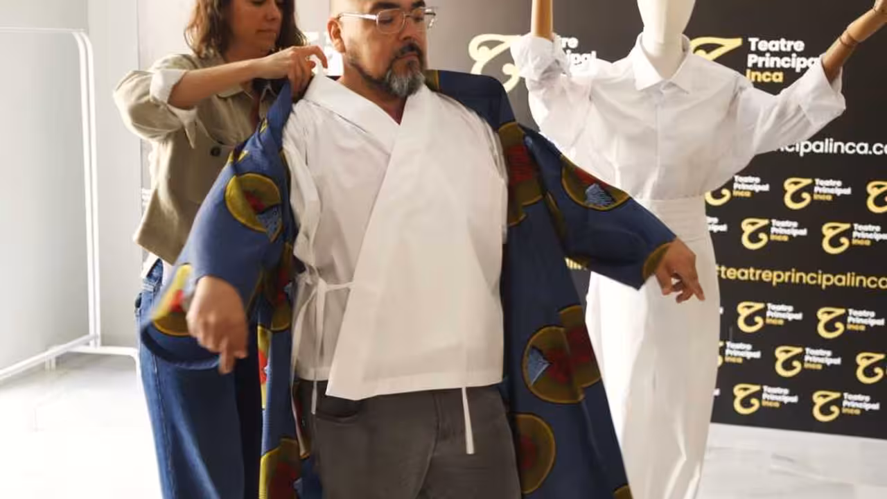 profesora probando traje