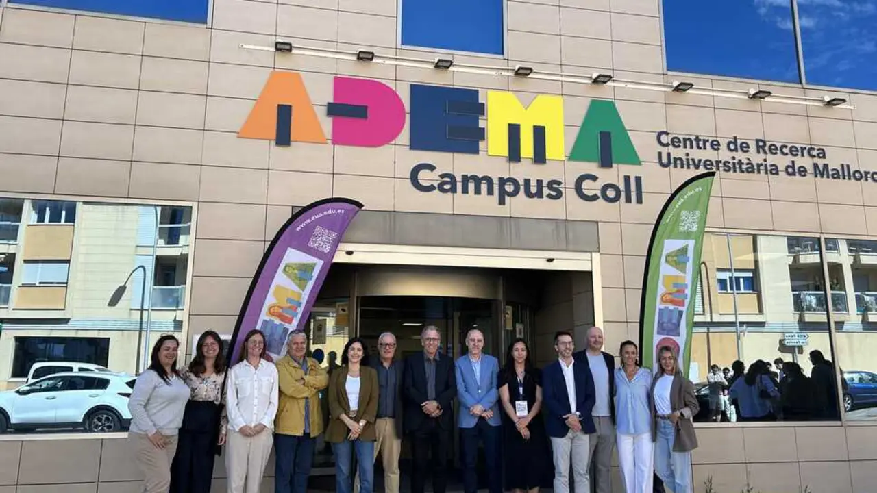 foto familia de inauguraci&oacute;n dental week en la puerta del campus adema coll