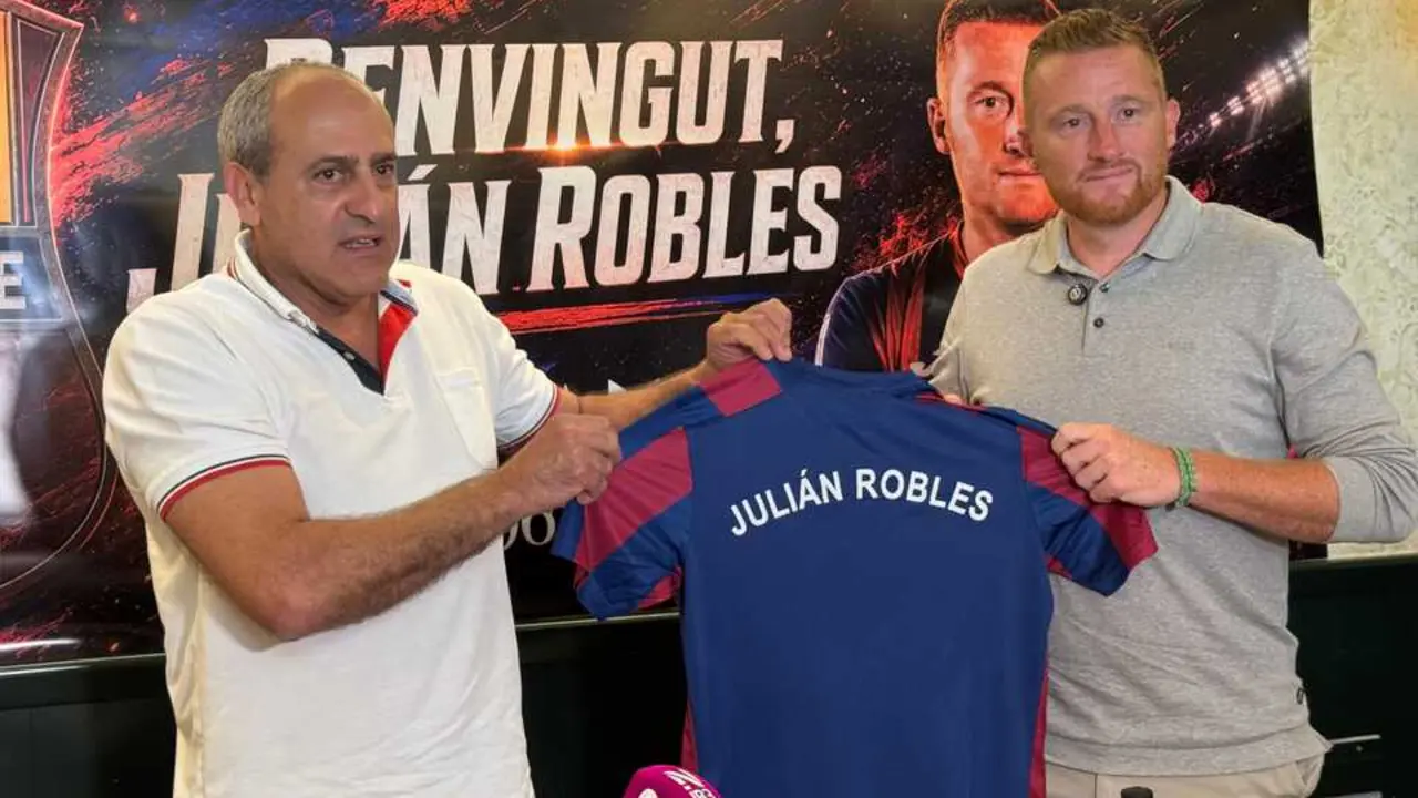Juli&aacute;n Robles