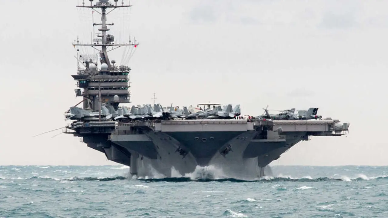 &laquo;USS Harry S. Truman transits the Straight of Hormuz.&raquo; por LockheedMartin19 est&aacute; bajo la licencia CC BY-NC-ND 2.0.