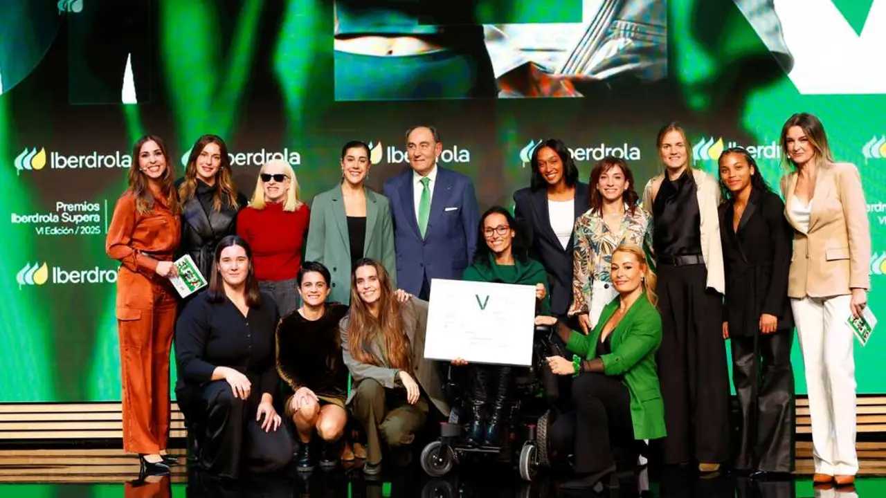 (Archivo VI Premios Supera). Ignacio Gal&aacute;n junto a las embajadoras de Iberdrola