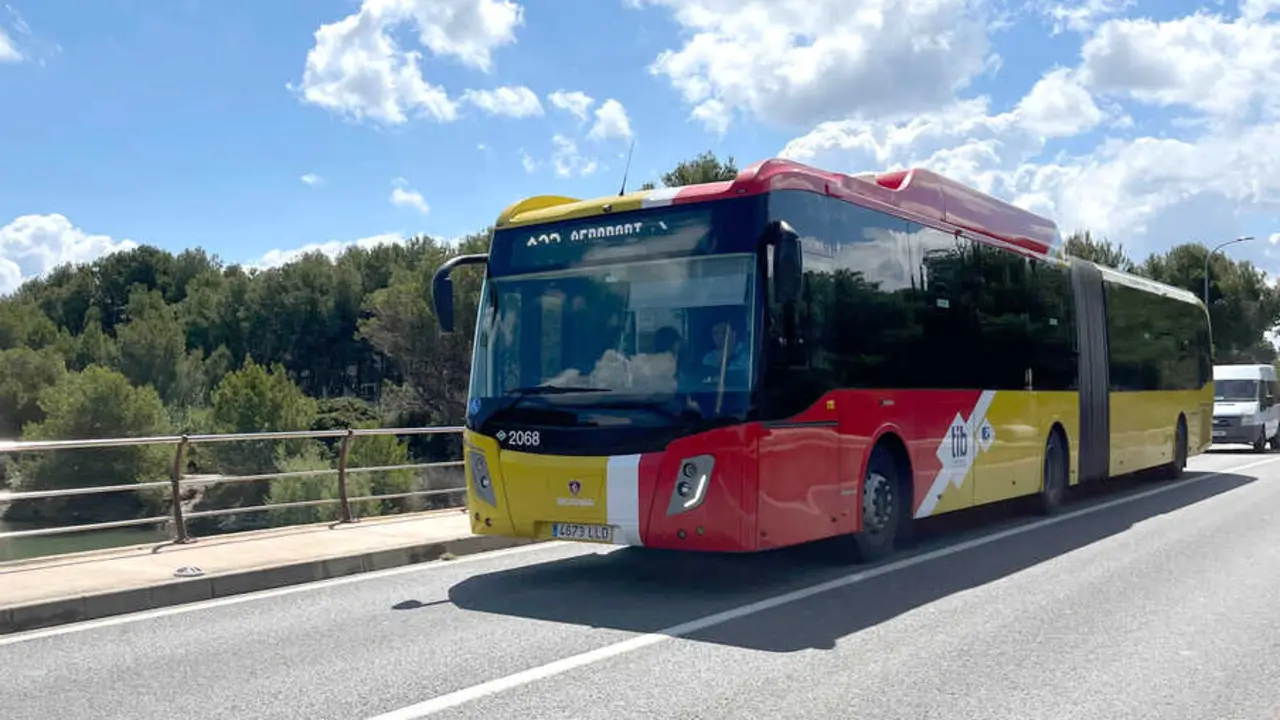 Un autob&uacute;s de la l&iacute;nea del Aerotib A32 Can Picafort - Aeropuerto de la red TIB.