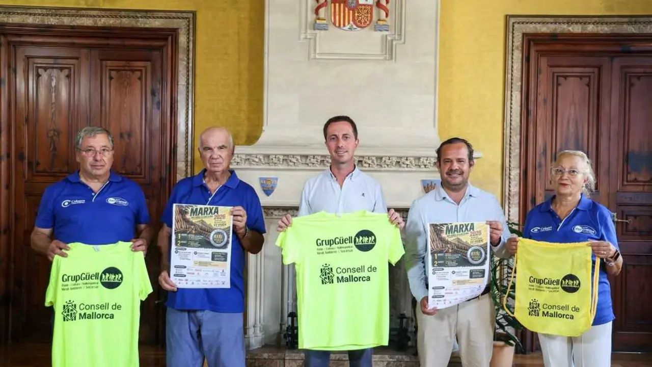 El presidente del Consell de Mallorca, Lloren&ccedil; Galm&eacute;s, y el presidente del Grup G&uuml;ell, Francisco Bauz&aacute;, presentan la camiseta oficial de la 52&ordf; edici&oacute;n de la Marxa des G&uuml;ell a Lluc a Peu.