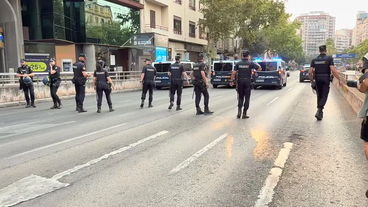 Agentes de la Polic&iacute;a Nacional durante la protesta contra la saturaci&oacute;n tur&iacute;stica en Palma.