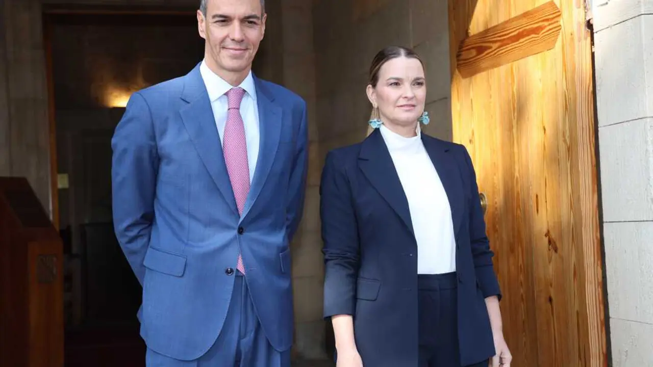 El presidente del Gobierno, Pedro S&aacute;nchez y la presidenta del Gobierno de las Islas Baleares, Margalida Prohens, en el Consolat de Mar.