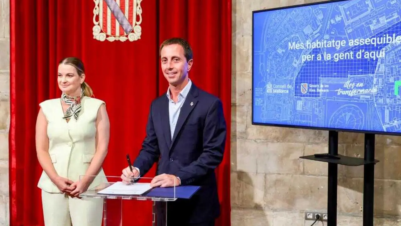 El presidente del Consell de Mallorca, Lloren&ccedil; Galm&eacute;s, y la presidenta del Govern de les Illes Balears, Marga Prohens.