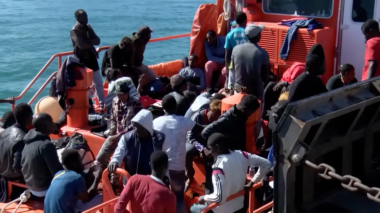 Archivo - Migrantes rescatados de una patera.