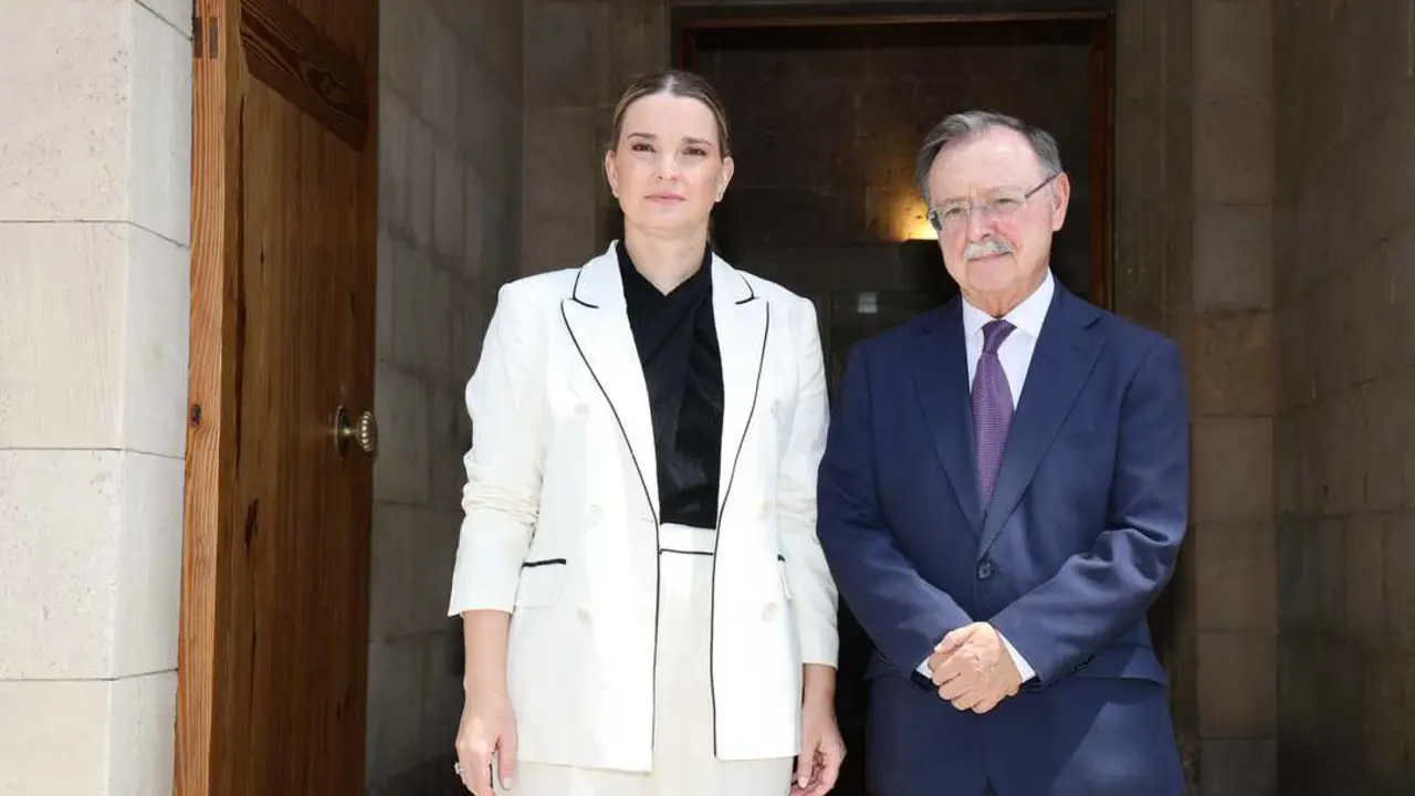 Margalida Prohens y el presidente de la Ciudad Aut&oacute;noma de Ceuta, Juan Jes&uacute;s Vivas, en el Consulado de Mar