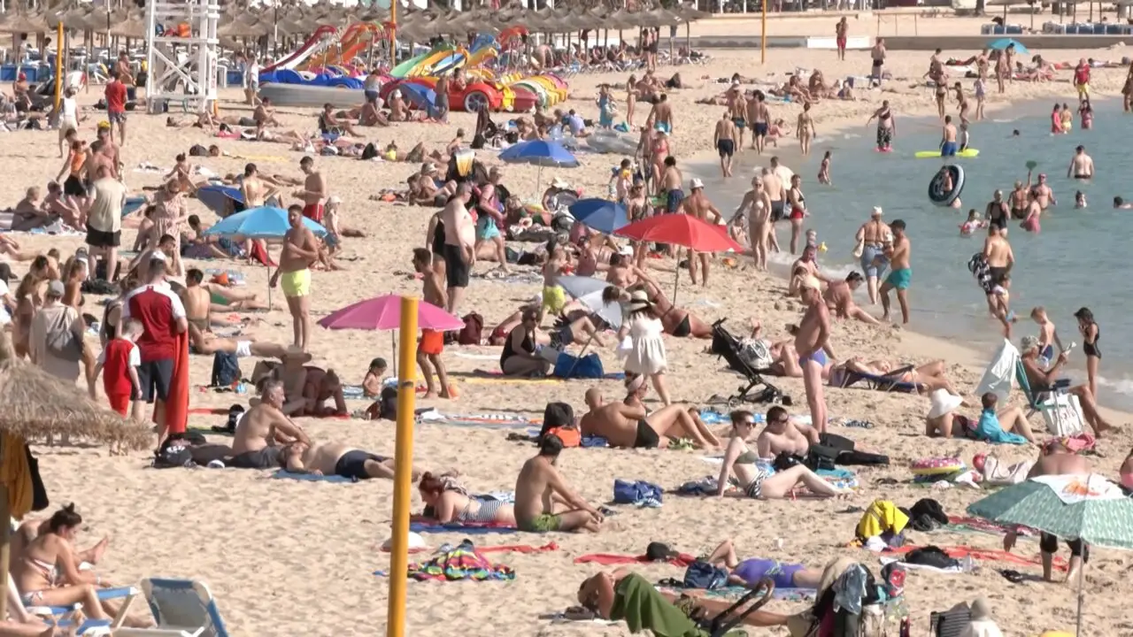Archivo - Turistas en un playa de Baleares.