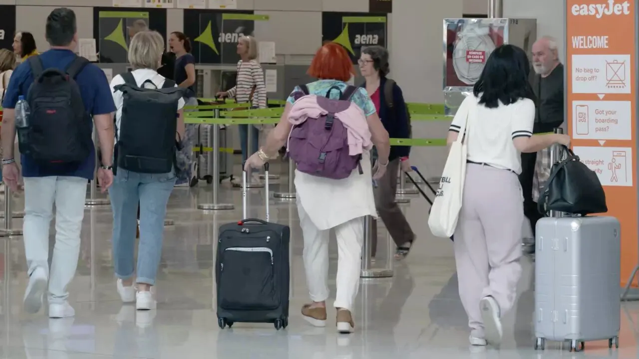 Archivo - Viajeros en el aeropuerto de Palma.